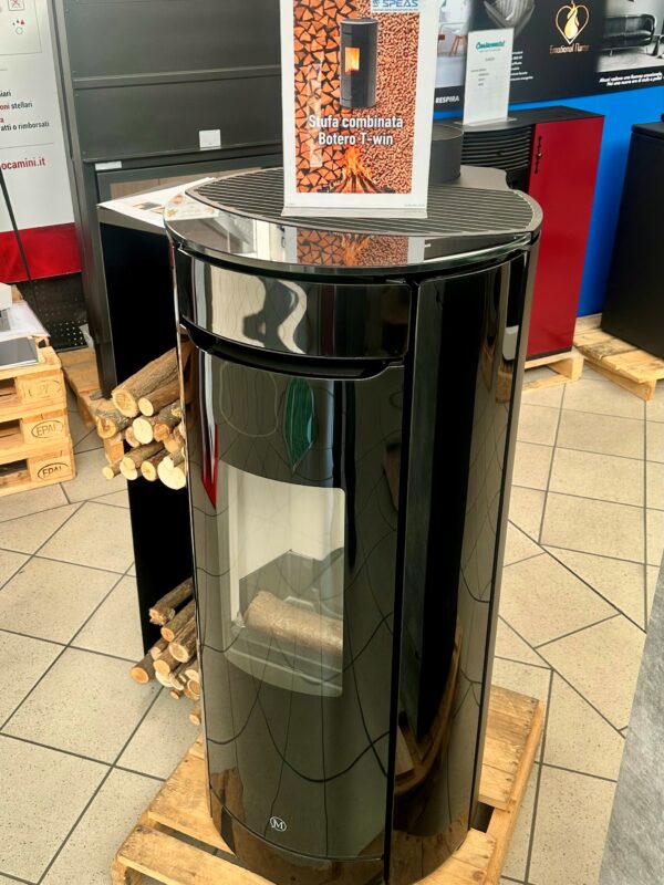 Stufa combinata legna-pellet in vetro nero