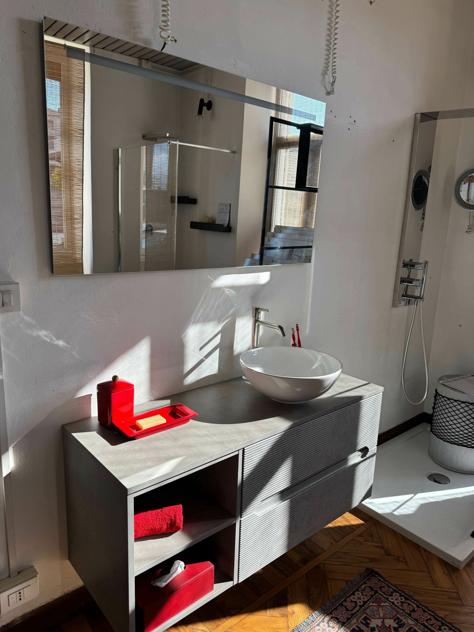 Monoblocco grigio con due vani a giorno